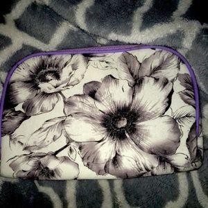 I’m selling a Make up bag